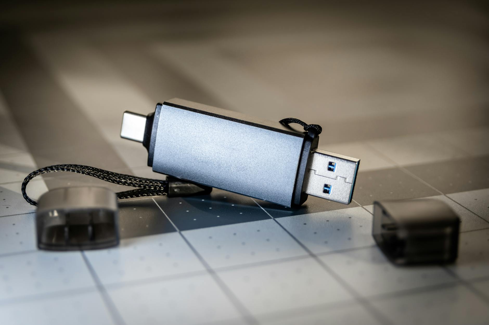 Bezpieczne pendrive’y z szyfrowaniem sprzętowym: które modele wybrać do danych wrażliwych Pendrive z USB-C i USB-A na ciemnym tle w kratę