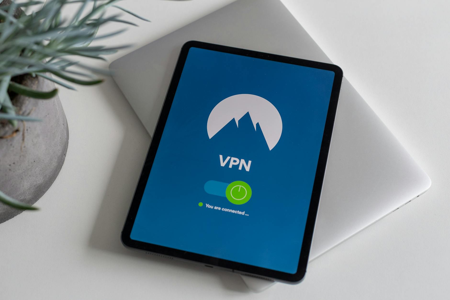 Tablet z uruchomioną aplikacją VPN jako symbol ochrony danych