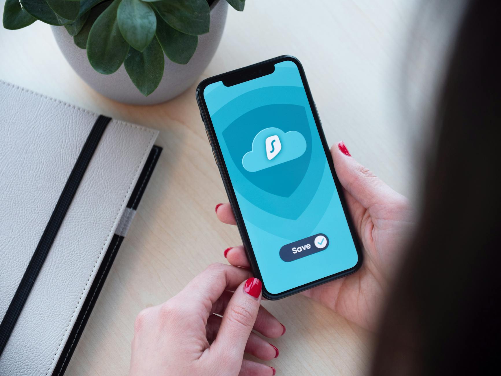 Kobieta korzysta z zaszyfrowanej aplikacji na smartfonie