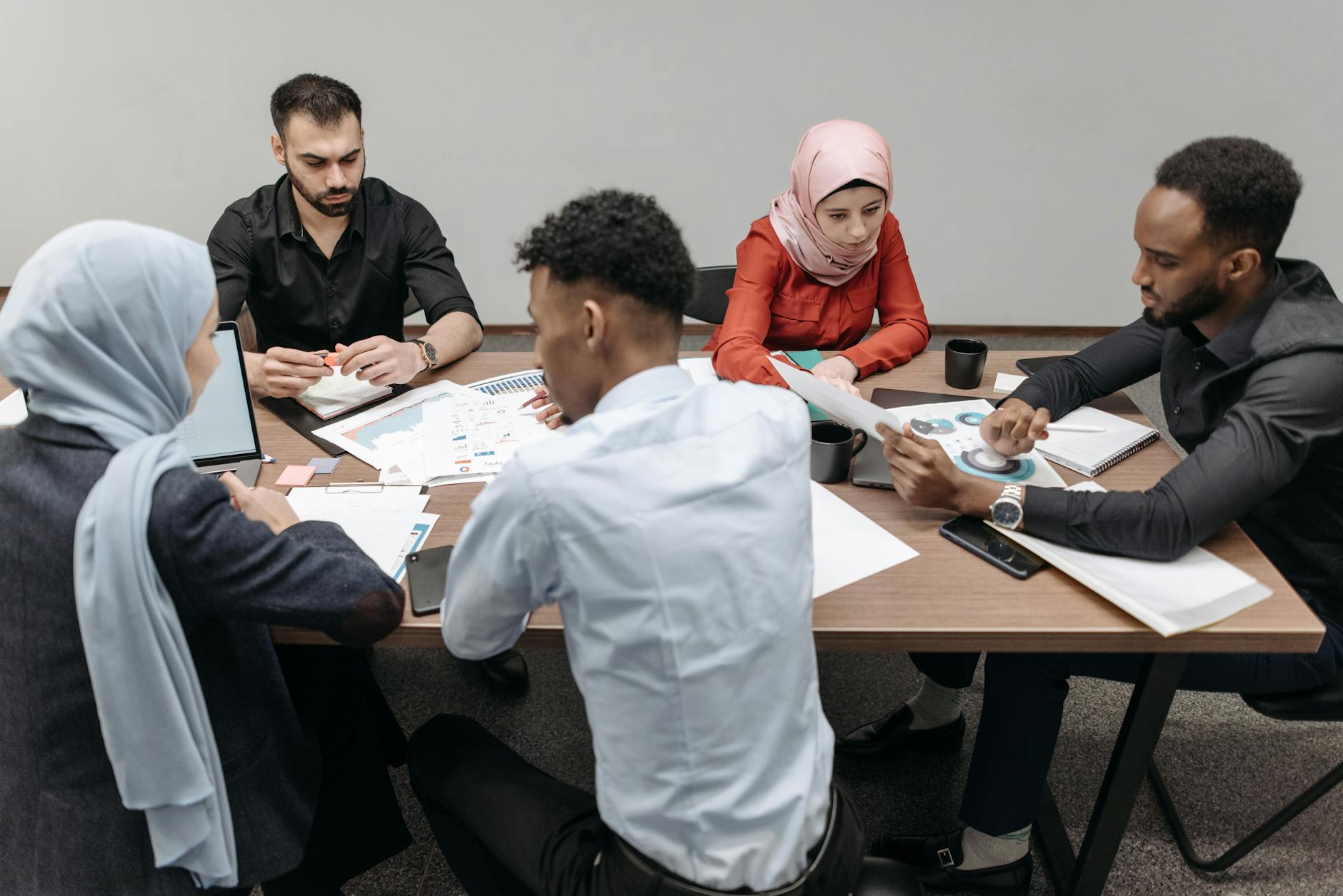 Zespół specjalistów IT omawia projekt w nowoczesnym biurze